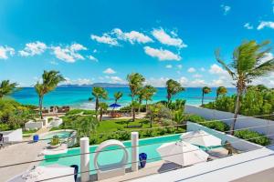 Una vista del océano desde el balcón de un resort. en Villa Splendor Anguilla, en Rendezvous Beach