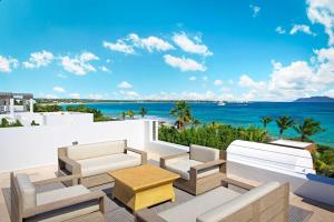 un patio con vista al mar en Villa Splendor Anguilla, en Rendezvous Beach 39 fotos más
