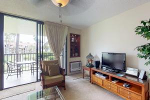 ワイレアにあるKamaole Sands 1-304のリビングルーム(テレビ、バルコニー付)