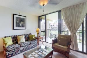 ワイレアにあるKamaole Sands 1-304のソファとテーブルのあるリビングルーム