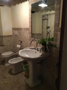 Ένα μπάνιο στο Casa Sharon +4 φωτογραφίες