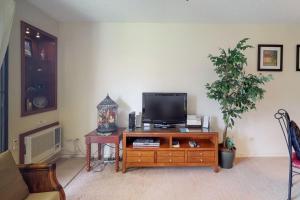ワイレアにあるKamaole Sands 1-304の木製のエンターテイメントセンターにテレビが置かれたリビングルーム +23枚の写真
