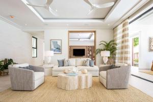 セント・ジェームスにあるVilla Prestige Barbadosのソファとテーブルのあるリビングルーム