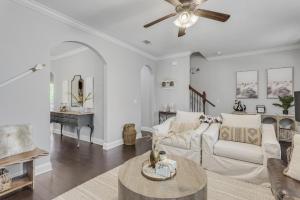 un soggiorno con un divano e un ventilatore a soffitto di 137 Golf Villa Dr - Villa Coastalotta a Santa Rosa Beach