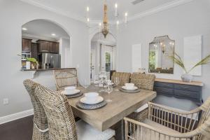 una sala da pranzo con tavolo e sedie di 137 Golf Villa Dr - Villa Coastalotta a Santa Rosa Beach