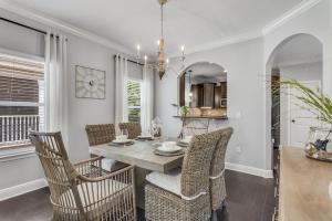 una sala da pranzo con tavolo e sedie di 137 Golf Villa Dr - Villa Coastalotta a Santa Rosa Beach