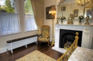 Posezení v ubytování Beautiful period cottage, exceptional riverside location in the heart of Chester + 41 fotografií