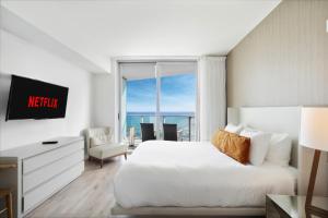 ein Schlafzimmer mit Bett und Blick auf das Meer in der Unterkunft Luxury Oceanview Condo at Lyfe Resort - STEPS TO THE OCEAN, HOT TUB AND ROOFTOP POOL in Hollywood