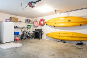 Jay CrestにあるNewly Listing Renovated bungalow steps from waterの壁に2つの黄色いサーフボードが掛かっている部屋