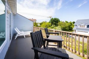 Jay CrestにあるNewly Listing Renovated bungalow steps from waterの家のバルコニーに椅子2脚とテーブル1台 +39枚の写真