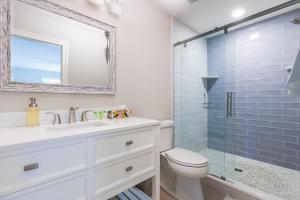 Jay CrestにあるNewly Listing Renovated bungalow steps from waterのトイレ、洗面台、シャワー付きのバスルーム