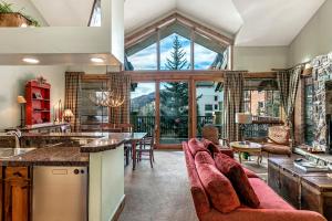 een keuken en een woonkamer met een rode bank bij Antlers at Vail Resort in Vail