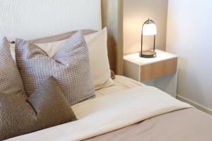 Postel nebo postele na pokoji v ubytování Urban Chic Home 10 Min from Disneyland With Pool & GYM + 84 fotografií