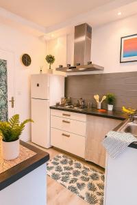 Kuchyň nebo kuchyňský kout v ubytování Appartement chaleureux
