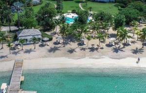 Una vista aérea de una playa con un resort. en The Inn at English Harbour, en English Harbour Town