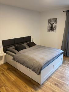 a bedroom with a large bed in a room at Ferienwohnung am Engelmannsberg in Hattenheim