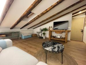 a living room with a couch and a tv at Aquí me quedo Catedral in Burgos