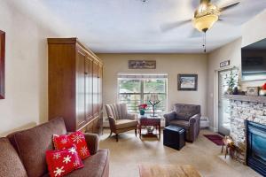 Posezení v ubytování Base Camp One 413