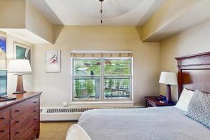 Postel nebo postele na pokoji v ubytování Base Camp One 413