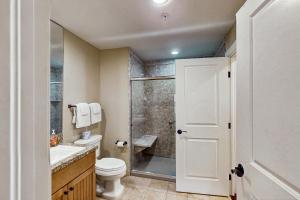 Koupelna v ubytování Base Camp One 413 + 15 fotografií