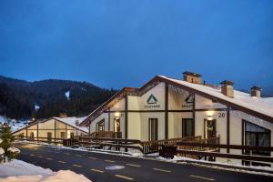 Nespecifikovaný výhled na hory nebo výhled na hory při pohledu z chaty