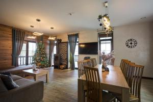 TV a/nebo společenská místnost v ubytování CHALET NEBO