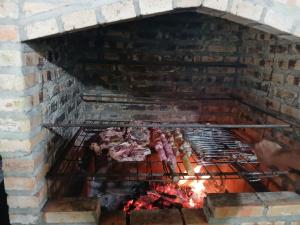 un horno de ladrillo con carne cocida en él en Ecopousada Bacabas - Hotel, Camping e Balneário, en Santa Isabel do Pará 9 fotos más