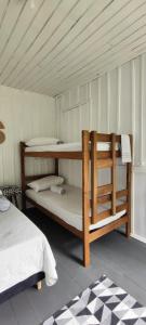 Ένα ή περισσότερα κρεβάτια σε δωμάτιο στο Suítes Simples Casa Madeira - Blumenau