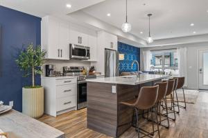 Nhà bếp/bếp nhỏ tại Rockies Escape for Groups with Hot tub and Pool