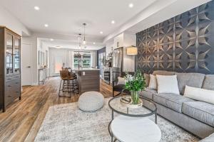 Khu vực ghế ngồi tại Rockies Escape for Groups with Hot tub and Pool