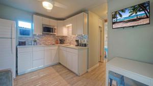 Kuchyň nebo kuchyňský kout v ubytování Walk to Shops Near Dining Beach Central Port A Location Casa Coconut by AvantStay