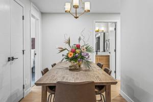 Un comedor con una mesa con un jarrón de flores. en Spacious 3BR Haven in Scenic Canmore, en Canmore