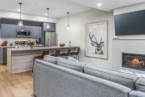 Una sala de estar con dos sofás y una chimenea. en Spacious 3BR Haven in Scenic Canmore, en Canmore