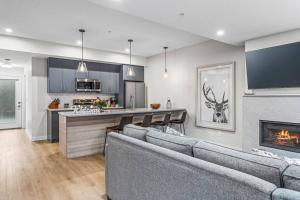 Una sala de estar con dos sofás y una cocina. en Spacious 3BR Haven in Scenic Canmore, en Canmore 25 fotos más