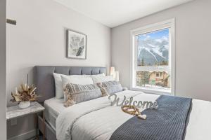 Un dormitorio con una cama grande y una ventana en 3BR with Stunning Views Self Check-In and Free Parking, en Canmore