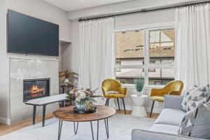 Una sala de estar con chimenea y televisión. en 3BR with Stunning Views Self Check-In and Free Parking, en Canmore