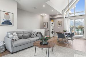 una sala de estar con un sofá y una mesa en 3BR with Stunning Views Self Check-In and Free Parking, en Canmore