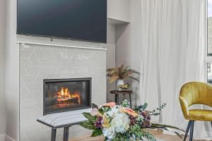 Una sala de estar con chimenea y televisión. en 3BR with Stunning Views Self Check-In and Free Parking, en Canmore 38 fotos más