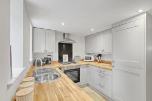 Η κουζίνα ή μικρή κουζίνα στο Coria House - North East Escape