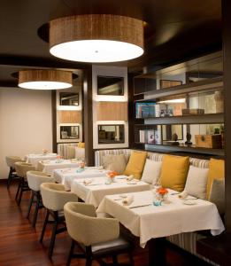 ボローニャにあるスターホテルズ エクセルシオールの白いテーブルクロスのテーブル席