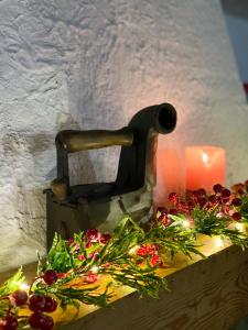eine Kerze und eine Nähmaschine mit Weihnachtsdekorationen in der Unterkunft La Casa de Dori in Beteta