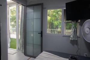 TV/trung tâm giải trí tại Coqui Tiny House - Unit 2