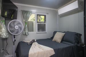 Giường trong phòng chung tại Coqui Tiny House - Unit 2