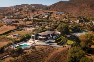 une vue aérienne d'une maison dans les collines dans l'établissement Malibu Coastal Paradise with Pool, Spa and Tennis Court, à Malibu