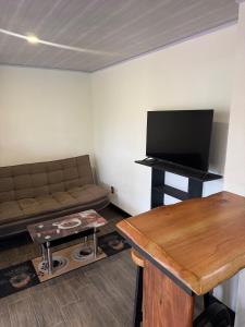 Televiisor ja/või meelelahutuskeskus majutusasutuses The Blue Lagoon