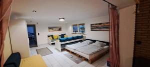 una sala de estar con una cama y un sofá en Private 1-2,5 -Zimmer-Wohnung mit Terrasse, en Zülpich