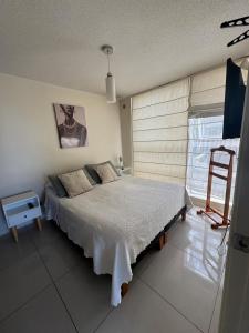 Postel nebo postele na pokoji v ubytování Luminoso y amplio depto cerca Av Alemania