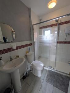 Imagen de la galería de The Bungalow Double Room Leicester City Center Long & Short stays in Shared Home, en Leicester
