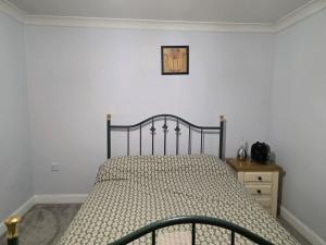 a bedroom with a bed and a picture on the wall at Stay Near Colchester twn centre2 in Hythe