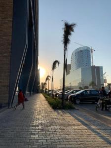 dziecko idące chodnikiem obok budynku w obiekcie Luxury 2-Bedroom Apartment with Balcony Skypark One Gulberg Greens Islamabad w mieście Islamabad